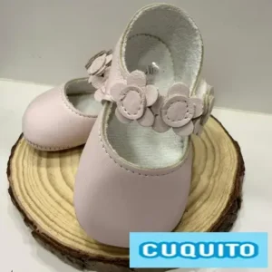 Mercedita de piel con flores en la cinta